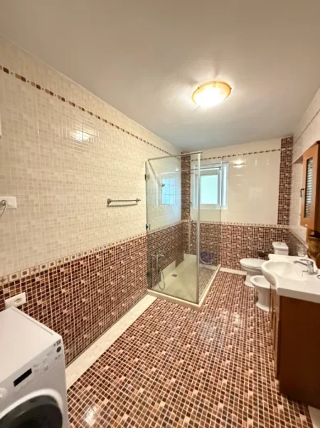 Tirane, jepet me qera apartament 1+1 Kati 6, 65 m² 670 € (Rruga e Elbasanit)