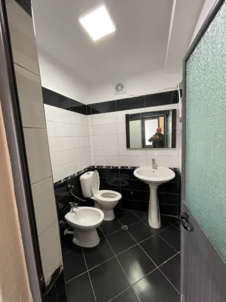 Tirane,Selite jepet me qera shtepi 2+1 Kati 0, 80 m² 40.000 (Kolë Paparisto)