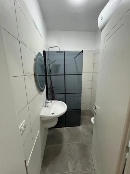 Tirane, jepet me qera apartament 1+1 Kati 4, 600 € (Rruga 5 Maji (Mbrapa Emerald Center))