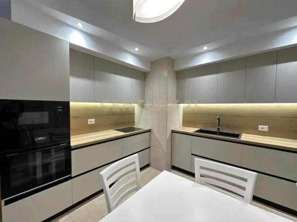 Tirane, jepet me qera apartament 2+1 Kati 5, 121 m² 950 € 