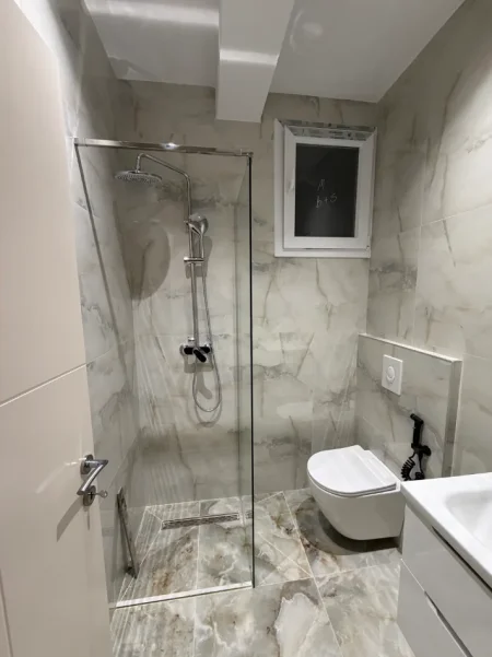 Tirane, jap me qera apartament 2+1+Ballkon Kati 1, 105 m² 650 € (Rruga Azem Galica Babrru)