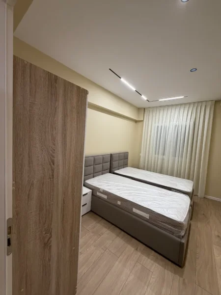 Tirane, jap me qera apartament 2+1+Ballkon Kati 1, 105 m² 650 € (Rruga Azem Galica Babrru)