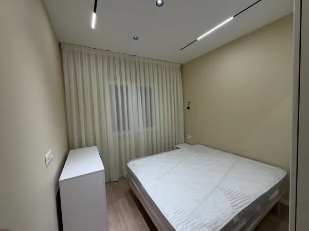 Tirane, jap me qera apartament 2+1+Ballkon Kati 1, 105 m² 650 € (Rruga Azem Galica Babrru)