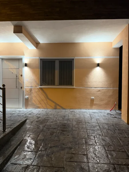 Tirane, jap me qera apartament 2+1+Ballkon Kati 1, 105 m² 650 € (Rruga Azem Galica Babrru)