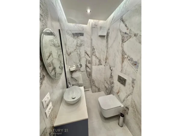Tirane, jepet me qera apartament 2+1+Ballkon Kati 5, 99 m² 1.050 € (pazari i ri)