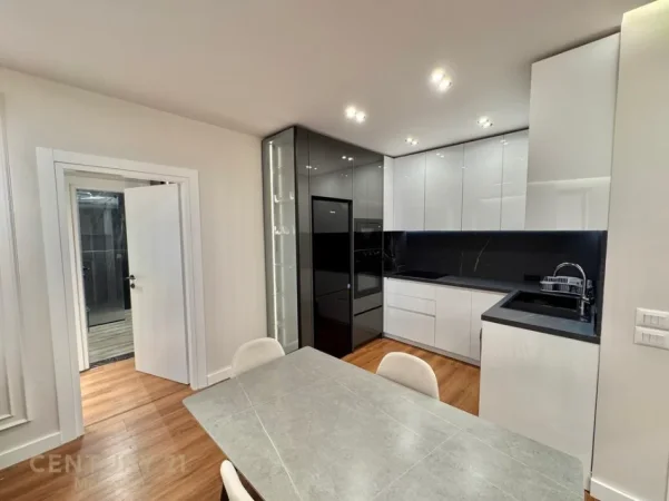 Tirane, jepet me qera apartament 2+1+Ballkon Kati 5, 99 m² 1.050 € (pazari i ri)