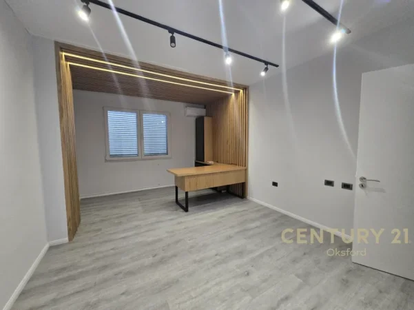 Tirane, jepet me qera zyre Kati 1, 160 m² 1.600 € (stadiumi air albania)