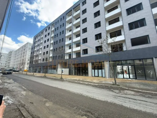 Tirane, jepet me qera dyqan Kati 0, 77 m² 1.000 €