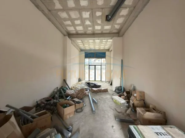 Tirane, jepet me qera dyqan Kati 0, 77 m² 1.000 €