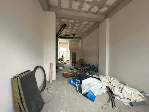 Tirane, jepet me qera dyqan Kati 0, 77 m² 1.000 €