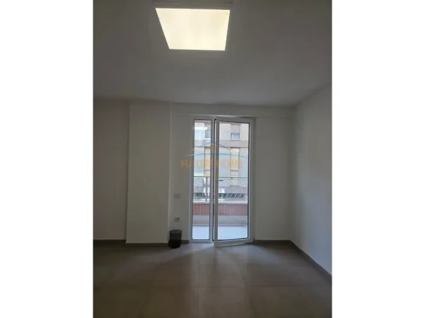 Tirane, jepet me qera zyre Kati 0, 74 m² 1.250 €