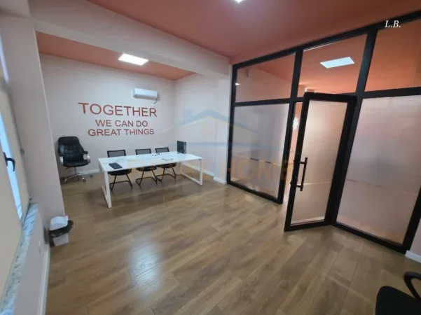 Tirane, jepet me qera zyre, 200 m² 2.000 €
