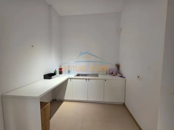 Tirane, jepet me qera zyre Kati 6, 65 m² 750 €
