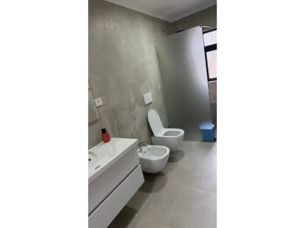 Tirane, jepet me qera apartament 1+1+Ballkon Kati 1, 65 m² 500 € (Rruga Siri Kodra)
