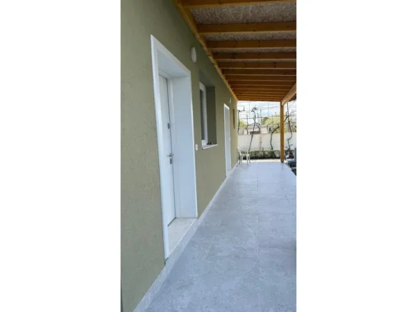 Tirane, jepet me qera apartament 1+1+Ballkon Kati 1, 65 m² 500 € (Rruga Siri Kodra)