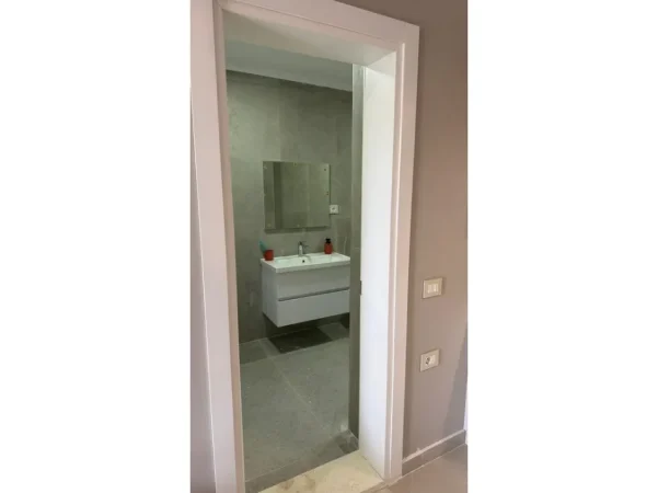 Tirane, jepet me qera apartament 1+1+Ballkon Kati 1, 65 m² 500 € (Rruga Siri Kodra)
