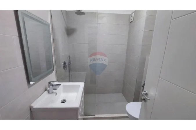 Tirane, jepet me qera apartament 1+1+Ballkon Kati 2, 65 m² 500 € (Rruga Dibres)