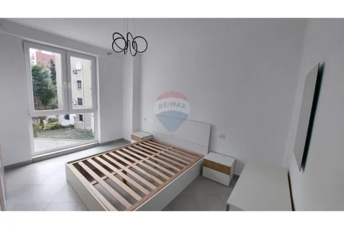 Tirane, jepet me qera apartament 1+1+Ballkon Kati 2, 65 m² 500 € (Rruga Dibres)