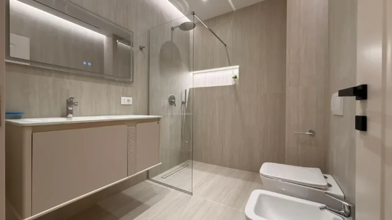 Tirane, jepet me qera zyre Kati 2, 131 m² 2.500 € 