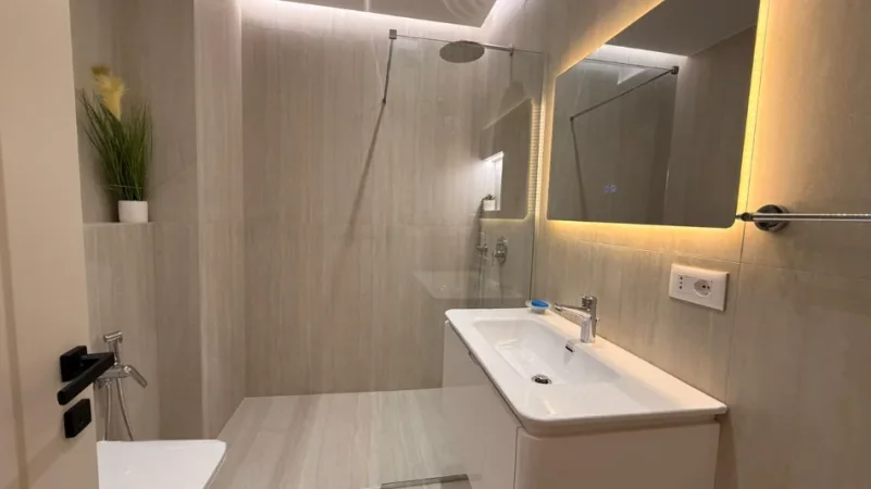 Tirane, jepet me qera zyre Kati 2, 131 m² 2.500 € 