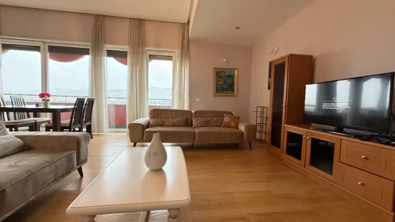 Tirane, jepet me qera apartament 2+1+Aneks+Ballkon Kati 8, 135 m² 2.500 € 