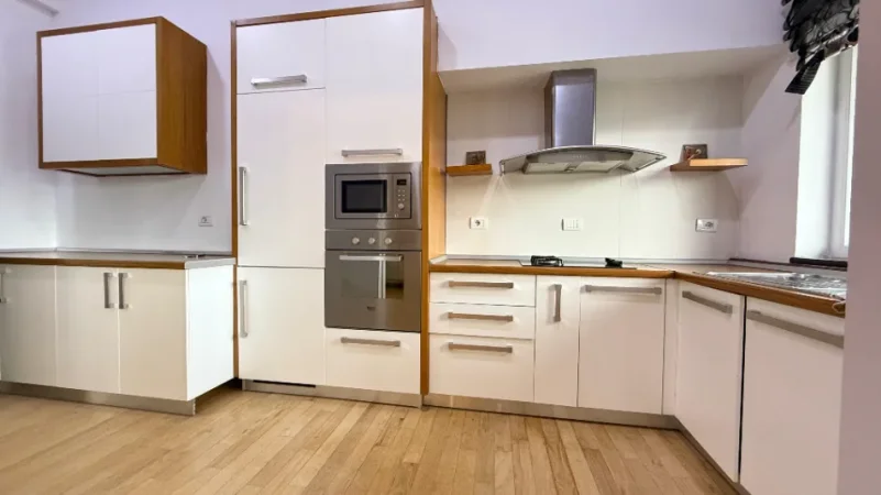 Tirane, jepet me qera apartament 2+1+Aneks+Ballkon Kati 8, 135 m² 2.500 € 