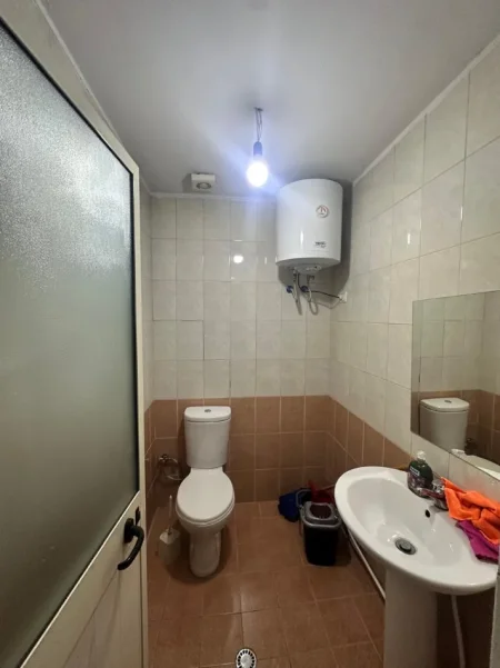 Tirane, jepet me qera ambjent biznesi Kati 0, 30 m² 300 € (Astir prane rrethit)
