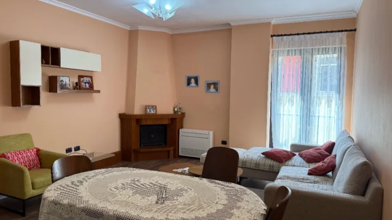 Tirane, jepet me qera apartament 3+1 Kati 3, 135 m² 1.700 € (Qender)