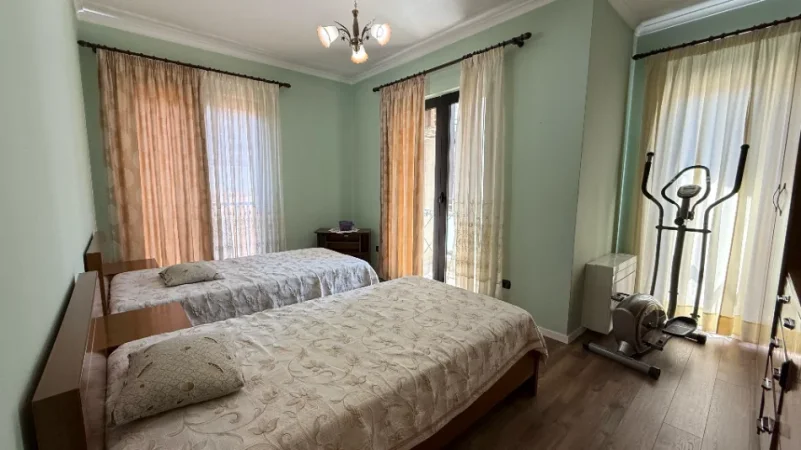 Tirane, jepet me qera apartament 3+1 Kati 3, 135 m² 1.700 € (Qender)