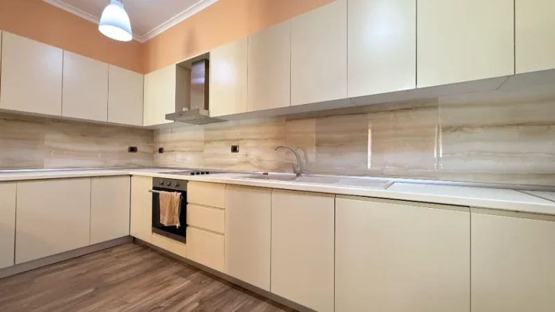 Tirane, jepet me qera apartament 3+1 Kati 3, 135 m² 1.700 € (Qender)