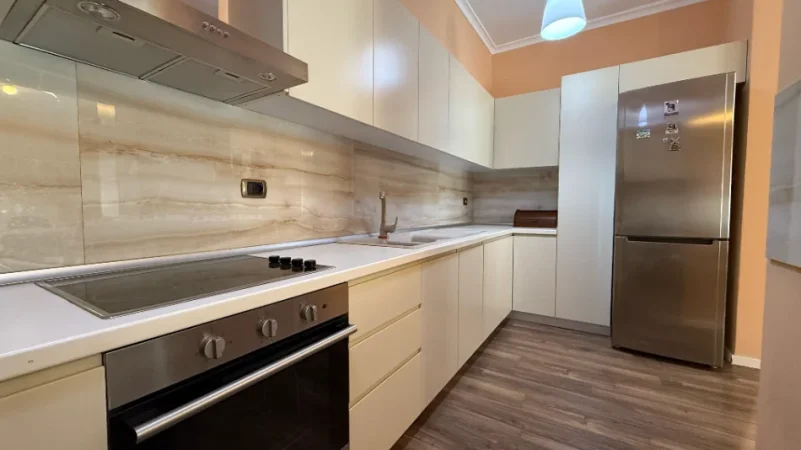 Tirane, jepet me qera apartament 3+1 Kati 3, 135 m² 1.700 € (Qender)