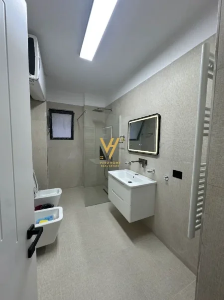 Tirane, jepet me qera apartament 2+1+Ballkon Kati 2, 100 m² 770 € (SELITE)