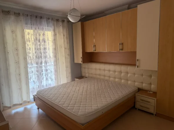 Tirane, jepet me qera apartament 1+1+Ballkon Kati 5, 64 m² 500 € (Prokuroria e Tiranes/Rr.Haxhi Hysen Dalliu)