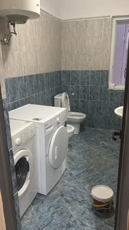 Tirane, jepet me qera apartament 1+1+Ballkon Kati 5, 62 m² 450 € (Ish Restorant Durresi)