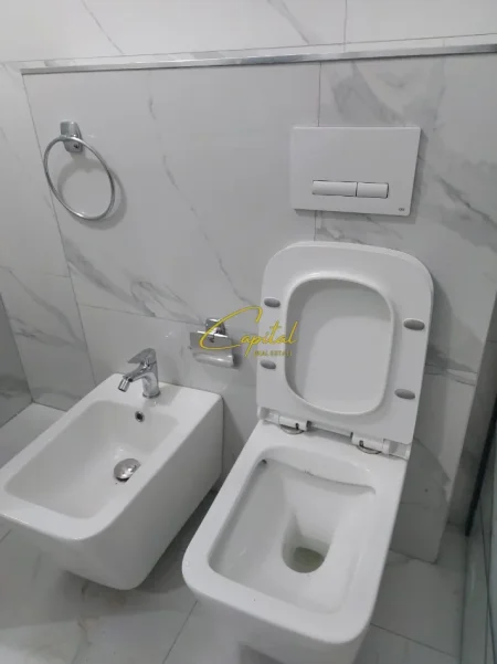 Tirane, jepet me qera apartament 1+1 Kati 5, 60 m² 480 € (ALI DEMI)