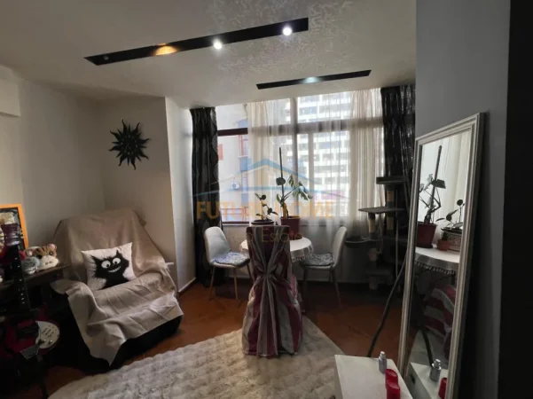 Tirane, jepet me qera apartament 1+1+Ballkon Kati 2, 74 m² 600 € (Ish-Parku i Autobuzave)