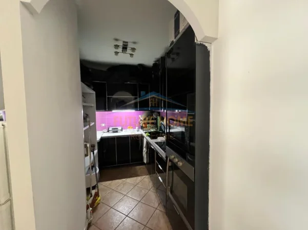 Tirane, jepet me qera apartament 1+1+Ballkon Kati 2, 74 m² 600 € (Ish-Parku i Autobuzave)