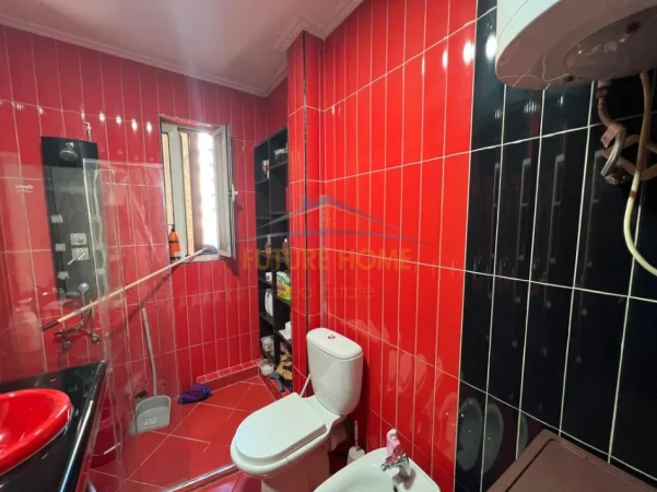 Tirane, jepet me qera apartament 1+1+Ballkon Kati 2, 74 m² 600 € (Ish-Parku i Autobuzave)