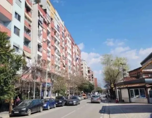 Tirane, jepet me qera apartament 2+1 , 90 m² 420 € (Pallatet Cabej)