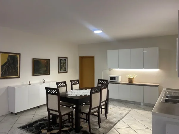 Tirane, jepet me qera shtepi 2+1 Kati 0, 160 m² 650 € (Pazari i Ri)