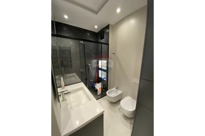 Tirane, jepet me qera apartament 1+1+Ballkon Kati 7, 75 m² 950 € (Tirana Garden Building)