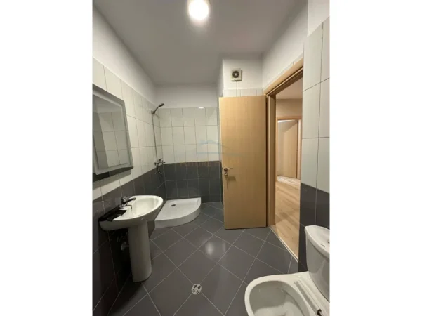 Tirane, jepet me qera apartament 2+1 Kati 3, 101 m² 650 € (Unaza e re)