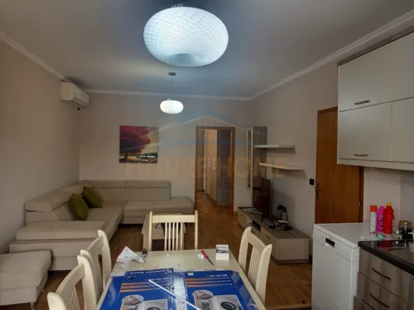 Tirane, jepet me qera apartament 1+1+Ballkon Kati 3, 65 m² 520 € (RRUGA HOXHA TASIM)