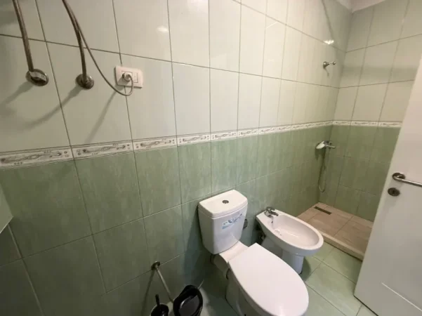 Tirane, jepet me qera apartament 2+1 Kati 5, 600 € 