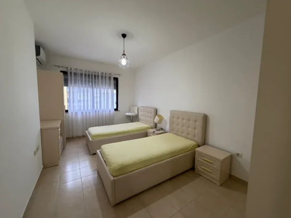 Tirane, jepet me qera apartament 2+1 Kati 5, 600 € 