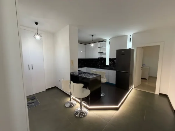 Tirane, jepet me qera apartament 2+1 Kati 5, 600 € 