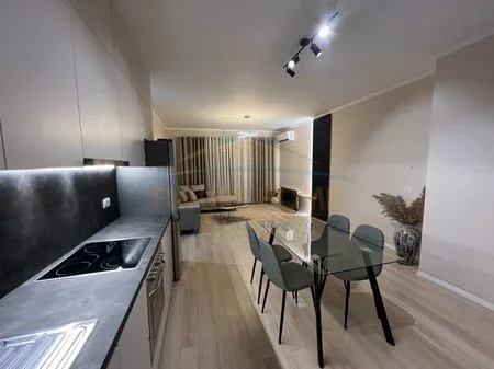 Tirane, jepet me qera apartament 1+1+Ballkon Kati 4, 60 m² 600 € (EMERLAD CENTER)