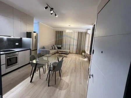 Tirane, jepet me qera apartament 1+1+Ballkon Kati 4, 60 m² 600 € (EMERLAD CENTER)