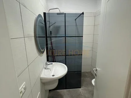 Tirane, jepet me qera apartament 1+1+Ballkon Kati 4, 60 m² 600 € (EMERLAD CENTER)