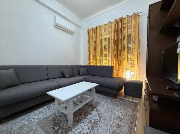 Tirane, jepet me qera apartament 1+1 Kati 4, 400 € (Rezidenca Kaimi)